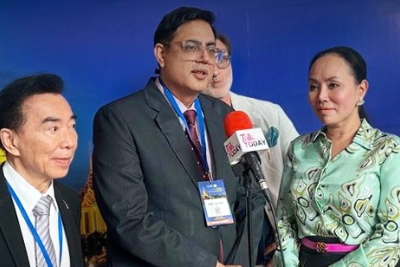 Dr. Kapil Dua receiving hair restoration award